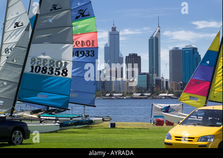 Yachten, vorbereitet für das Segeln in Sir James Mitchell Park über den Swan River von Perth City centre Western Australia Stockfoto