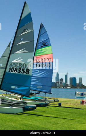 Yachten, vorbereitet für das Segeln in Sir James Mitchell Park über den Swan River von Perth City centre Western Australia 2004 Stockfoto