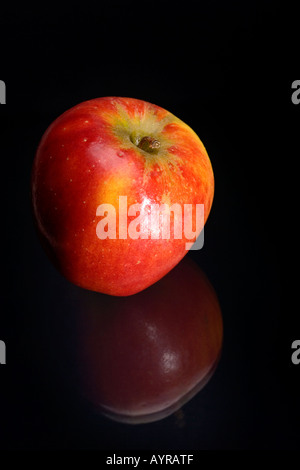 Roter Apfel auf schwarzem reflektierenden Hintergrund Stockfoto