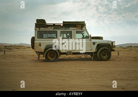 Safari-Fahrzeug geparkt in der Wüste Stockfoto
