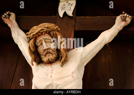 Geschnitzten, hölzernen Statue von Jesus am Kreuz, Scheffau, Tirol, Austria, Europe Stockfoto