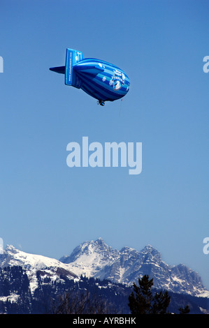 Zeppelin (Luftschiff) über die Alpen in der Nähe von Going, Tirol, Österreich, Europa Stockfoto