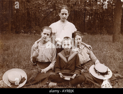 Geschwister in einem Park, ca. 1916 Stockfoto