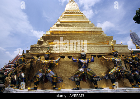 Die Statuen der Dämon (Yaksha), Figur aus dem Ramakien-Epos am goldenen Chedi, Wat Phra Kaeo Palast, Bangkok, Thailand Stockfoto