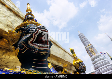 Die Statue des Dämons (Yaksha), Figur aus dem Ramakien-Epos am goldenen Chedi, Wat Phra Kaeo Palast, Bangkok, Thailand Stockfoto