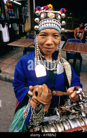 Ethnische Porträt einer Frau trägt eine traditionelle Kopfbedeckung, Bangkok, Thailand Stockfoto