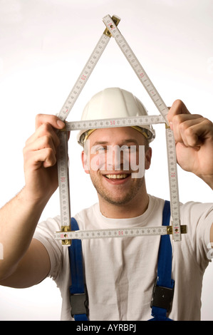 Bauarbeiter mit Zollstock (Maßstab) Stockfoto