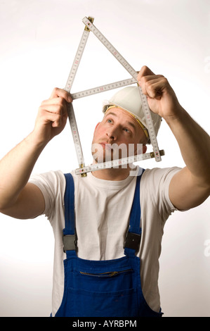 Bauarbeiter mit Zollstock (Maßstab) Stockfoto