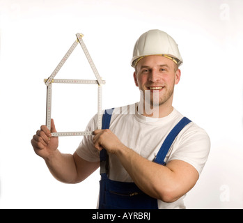 Bauarbeiter mit Zollstock (Maßstab) Stockfoto