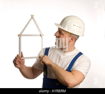 Bauarbeiter mit Zollstock (Maßstab) Stockfoto