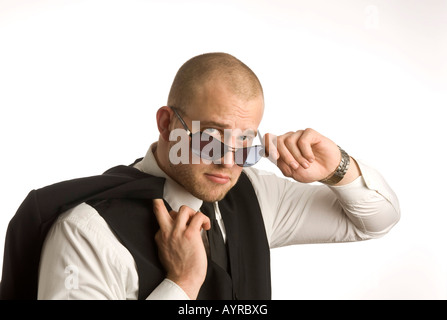 Junger Mann mit Sonnenbrille Stockfoto