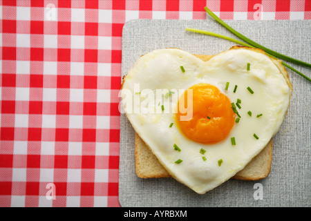 Herzförmigen Spiegelei auf toast Stockfoto