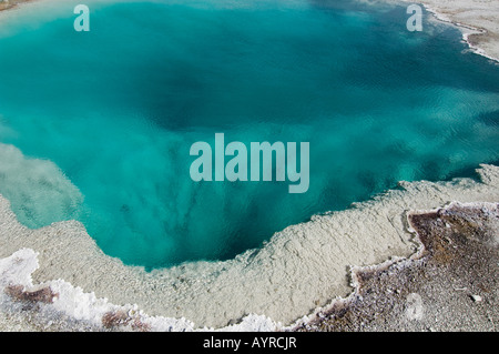 Detail des schwarzen Pools in West Thumb Geyser Basin, Yellowstone-Nationalpark, Wyoming, USA Stockfoto