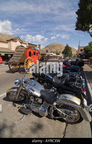 Postkutsche hinter parkenden Harley Davidson Motorräder in Jackson, Wyoming, USA Stockfoto