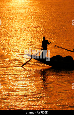 Bootsmann Silhouette in der Abendsonne Hooghly River, Kolkata (Kalkutta), West Bengalen, Indien, Südasien Stockfoto