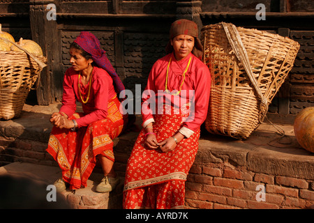 Frauen aus dem ländlichen Raum gekleidet in traditioneller Kleidung eine Pause neben ihren großen Körben waren auf dem Markt in Stockfoto