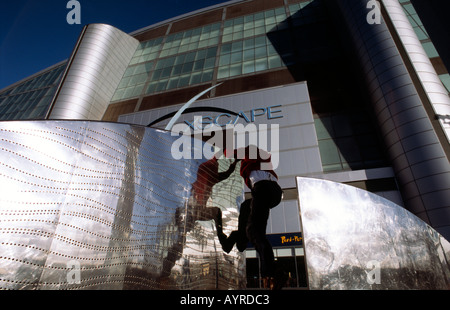 Bild CREDIT DOUG BLANE Doug Blane Le Parkour Freerunning außerhalb der Xscape Schnee Klettern üben Kuppel zentrale Milton Keyn Stockfoto