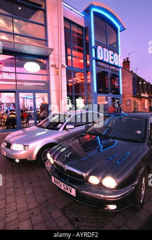 Audi A4 und der Jaguar X-type Stockfoto