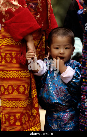 Pilger auf Warteschlange geben Sie religiöse Thimphu Tsechu (Festival), Bhutan Stockfoto