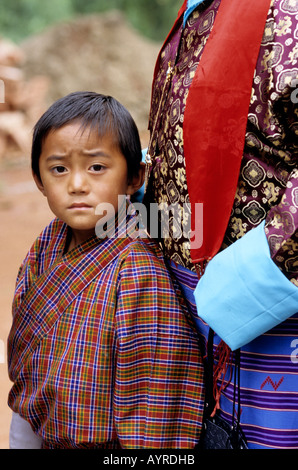 Pilger auf Warteschlange geben Sie religiöse Thimphu Tsechu (Festival), Bhutan Stockfoto