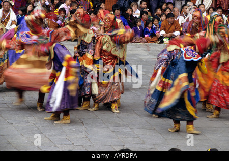 Verschwommenen Effekt von einer maskierten Tänzern in Thimphu Tsechu (Festival), Bhutan Stockfoto