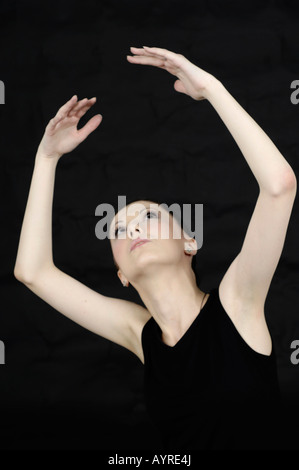 Junge weibliche Ballett-Tänzerin, Ballerina, Tanz-pose Stockfoto