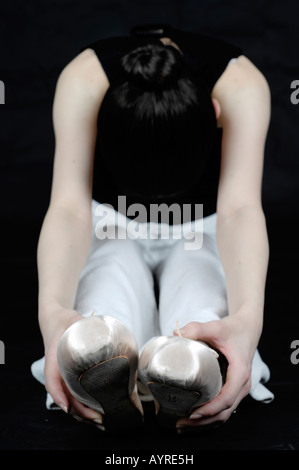 Junge weibliche Ballett-Tänzerin, Ballerina, Dehnung Stockfoto