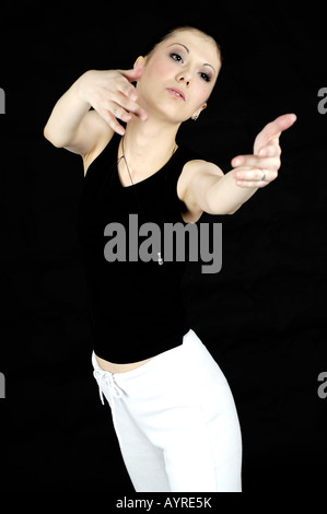 Junge weibliche Ballett-Tänzerin im Tanz pose Stockfoto