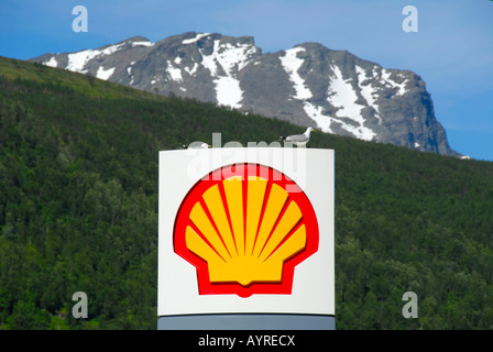 Shell-Logo an einer Tankstelle, Berge, Lappland, Norwegen Stockfoto