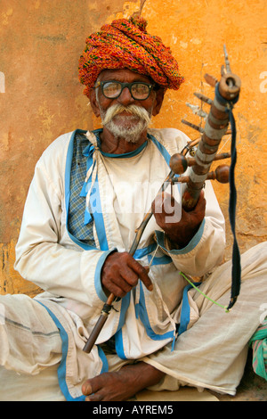 Ein Straßenmusikant mit der indischen traditionellen Instrument, Jaipur, Indien Stockfoto