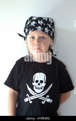 Mädchen mit Piratensymbole von Schädel und gekreuzte Schwerter auf ihr Hemd saugen ihr lolly Stockfoto