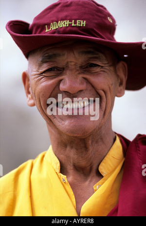 Warmen Lächeln von einem Mönch tragen die Ladakh - Leh GAP, Ladakh, Indien Stockfoto