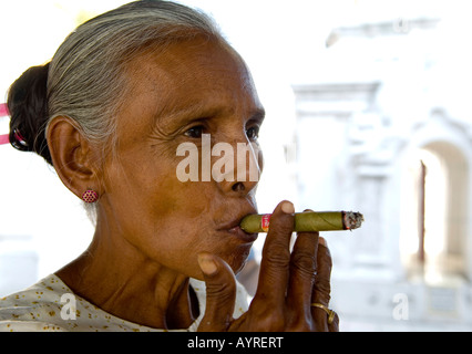 Alte Frau Rauchen, Mingun, Mandalay, Myanmar (Burma), Südost-Asien Stockfoto