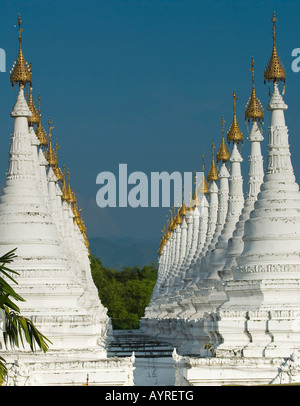 Viele Golden-tipped weißen Stupas in zwei Reihen, Mandalay, Myanmar (Burma), Südost-Asien Stockfoto