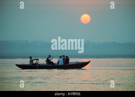 November 1999 Varanasi Indien Rudern Boot auf dem Fluss Ganges im Morgengrauen James Sturcke Stockfoto