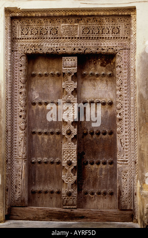 Verziert geschnitzte Holztür in arabischem Stil in Stone Town in Sansibar, Tansania Stockfoto