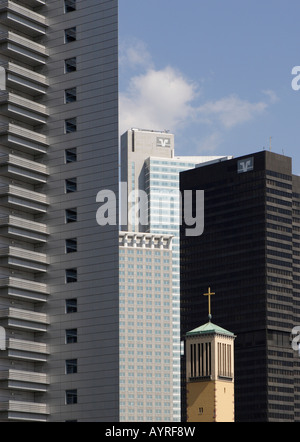 Matthaeuskirche (St. Matthäus Kirche) kontrastiert mit Wolkenkratzer im Finanzviertel, Frankfurt, Hessen, Deutschland Stockfoto