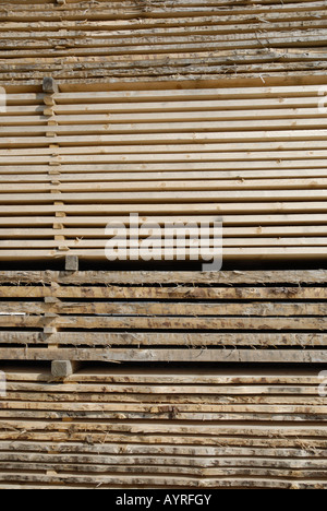Gestapelte Holzbretter in einem Sägewerk Stockfoto
