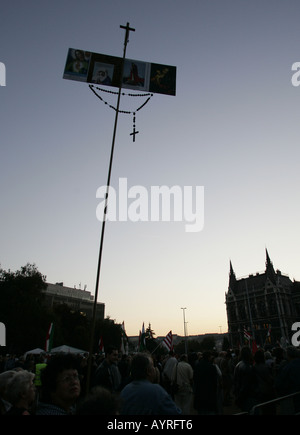 Silhouette eines Kreuzes gegen einen Nachthimmel gehaltenen Demonstranten auf dem Kossuth Platz in Budapest, Ungarn Stockfoto