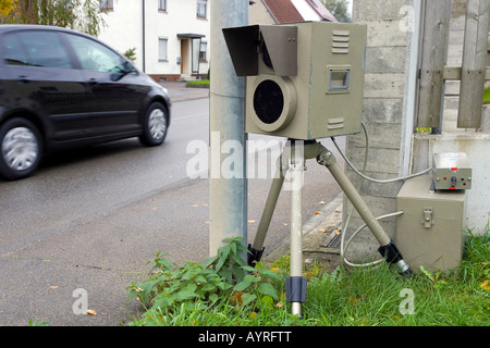 Verkehrsüberwachung - Radarfalle, Blitzer am Straßenrand Stockfoto