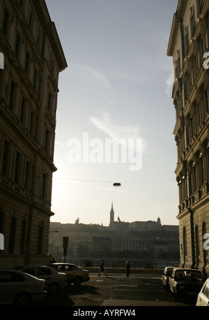 Silhouette Blick durch Steindl Imre Street in Richtung der Fischers Bastei Matthiaskirche in Budapest, Ungarn. Stockfoto