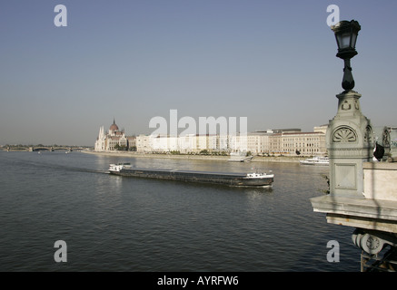 Blick von der Kettenbrücke in Richtung des ungarischen Parlaments und der Pest-Küste. Stockfoto