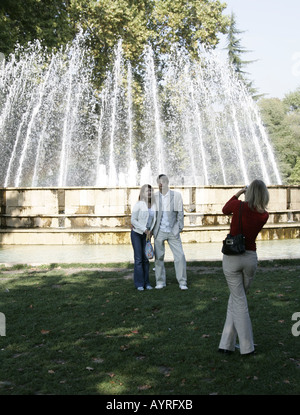 Junges Paar fotografiert vor einem großen Brunnen auf der Margareteninsel in Budapest, Ungarn Stockfoto