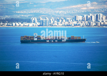 Bucht von Haifa und Israels größtem Hafen vom Berg Karmel mit einem Containerschiff Einfahrt Hafen gesehen Stockfoto