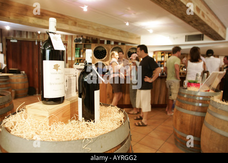 Kunden-Weinprobe in dem Vasse Felix Cellar, Margaret River, Western Australia. Stockfoto