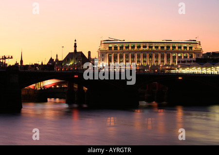 Blackfriars Gebäude und Brücke bei Sonnenuntergang, gesehen aus der Themse, London, England, UK Stockfoto