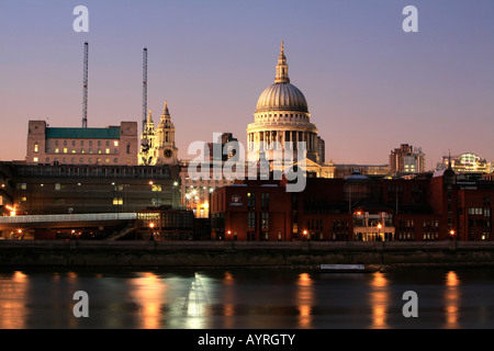 St. Pauls-Kathedrale in der Abenddämmerung, gesehen vom Südufer der Themse, London, England, UK Stockfoto