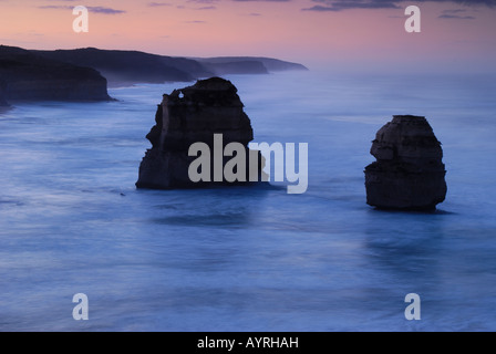 Nach Osten Blick auf The Twelve Apostles vor Sonnenaufgang, Victoria, Australien Stockfoto