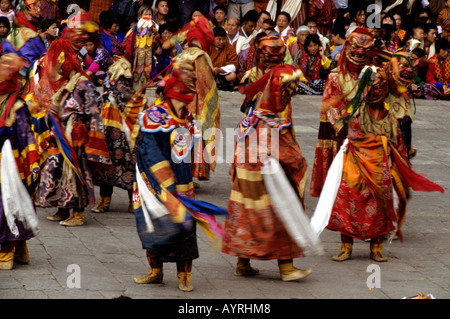 Verschwommenen Effekt von einer maskierten Tänzern in Thimphu Tsechu (Festival), Bhutan Stockfoto