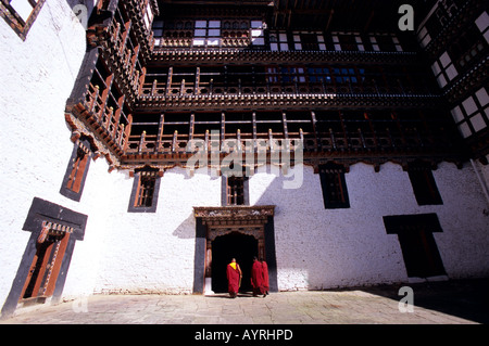 Mönche im Hof des Dzong Wangdue Phodrang, Bhutan Stockfoto